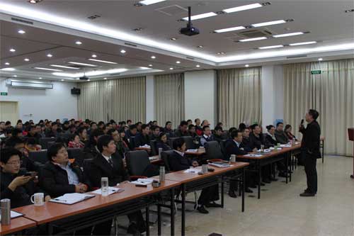 馮平章總經(jīng)理進(jìn)行2010年度大會(huì)總結(jié).jpg 馮平章總經(jīng)理進(jìn)行2010年度大會(huì)總結(jié).jpg