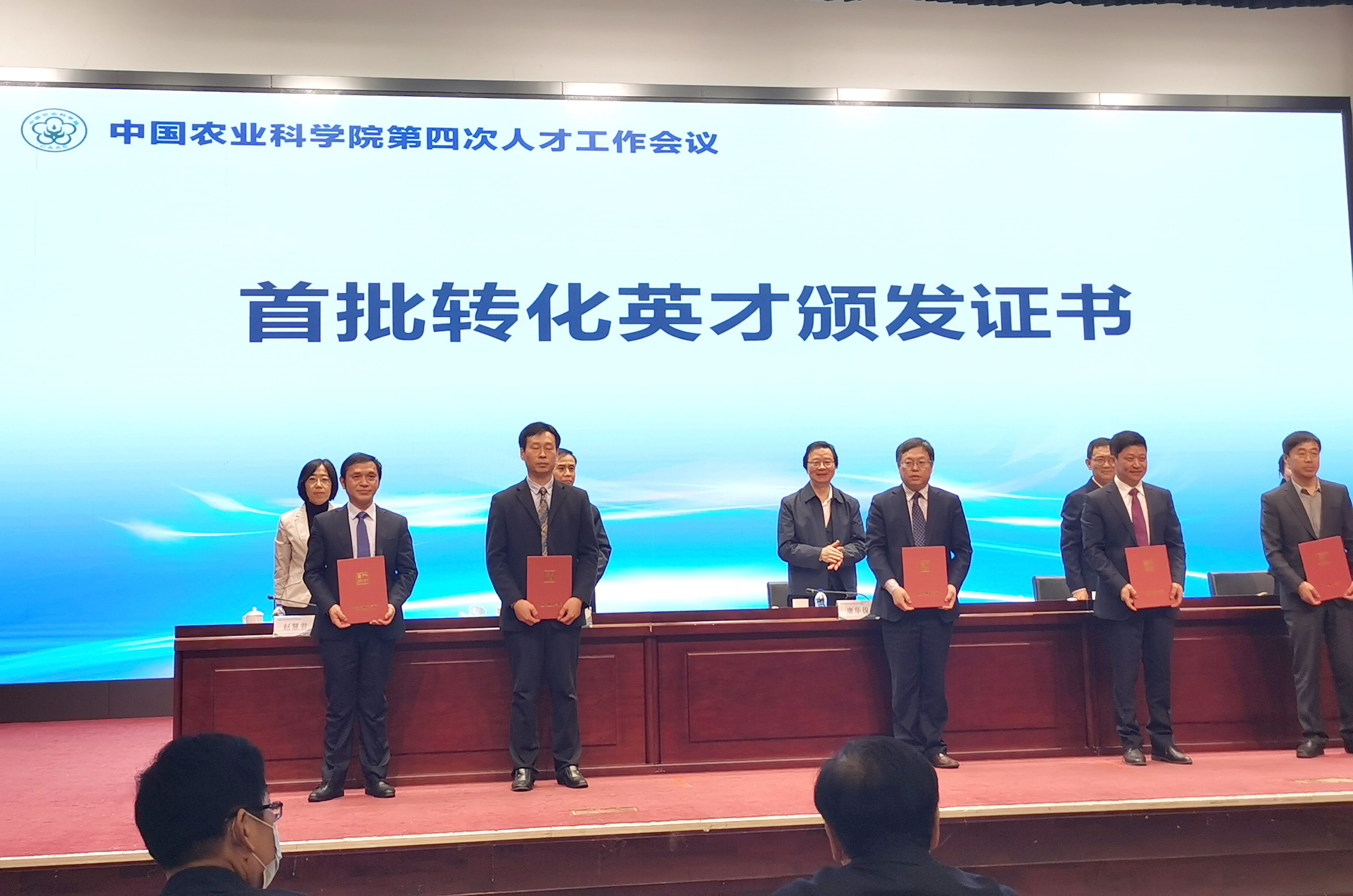 領獎.jpg 領獎.jpg