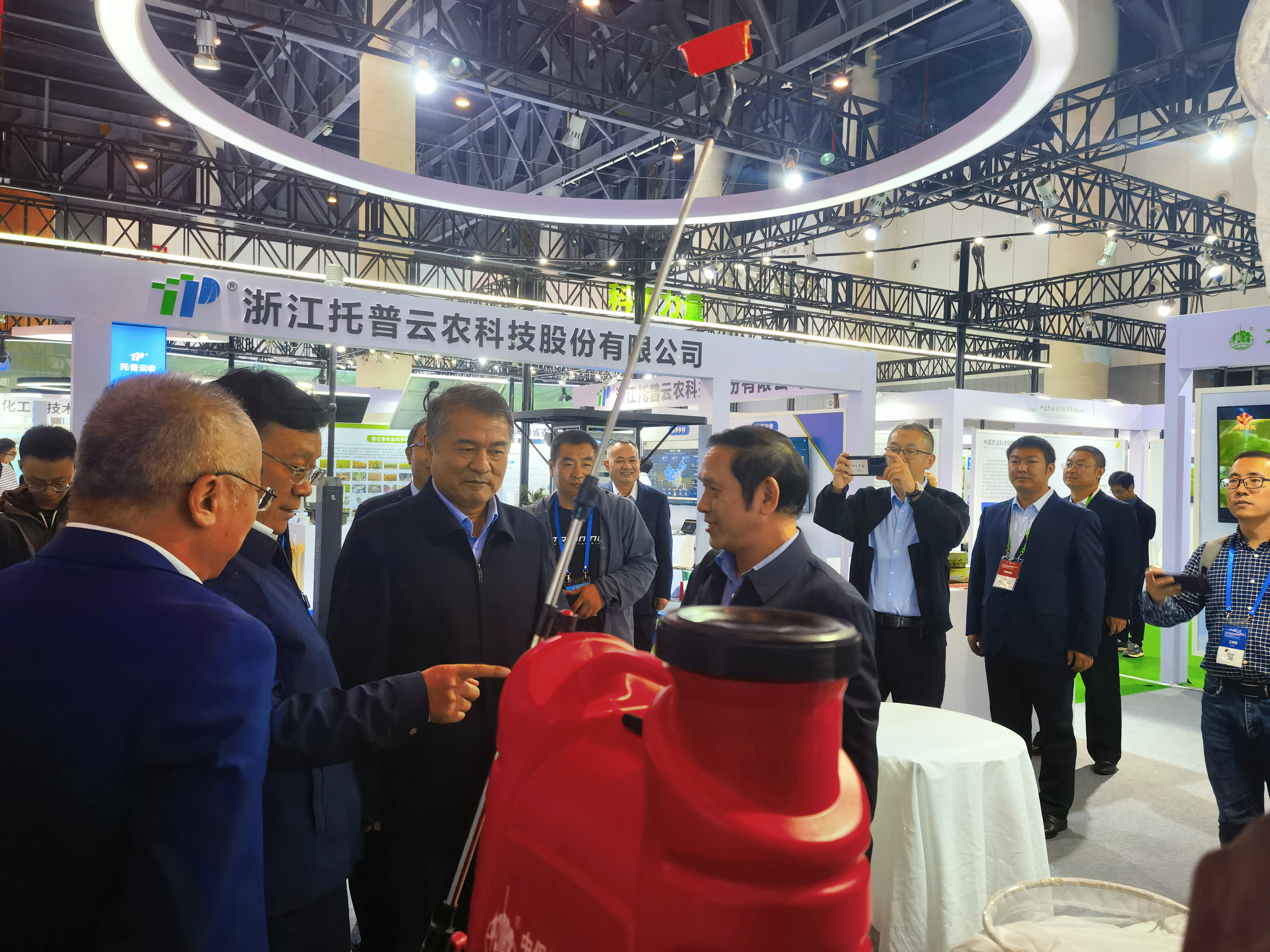 陳所陪同吳院長參觀中保展位.jpg 陳所陪同吳院長參觀中保展位.jpg