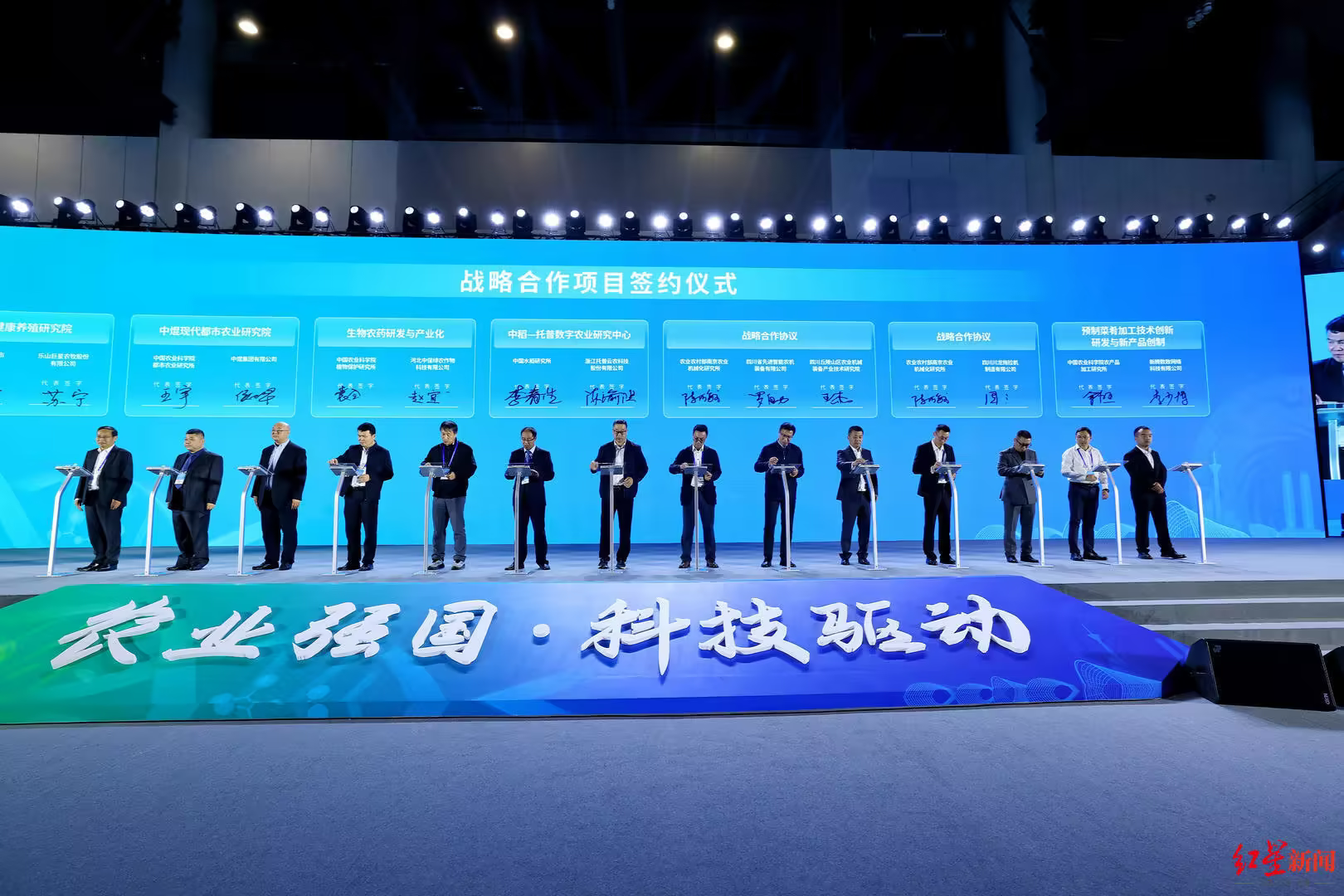 趙總簽約儀式1.png 趙總簽約儀式1.png